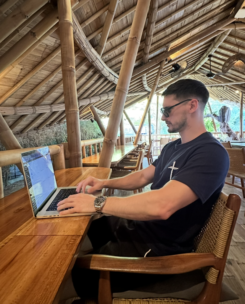 Pato Bonato trabajando en Bali
